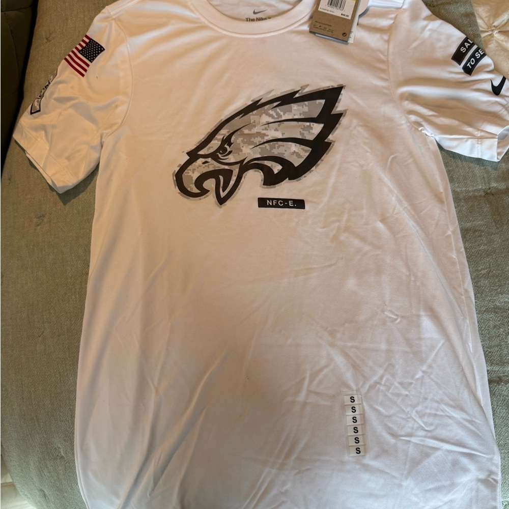 Nike Men's White Graphic T-Shirt